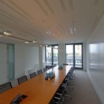 Deckenunterseite mit Akustikabsorbern